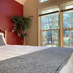New Contemporary Chalet 5 Bed/3 Bath In Split Rock