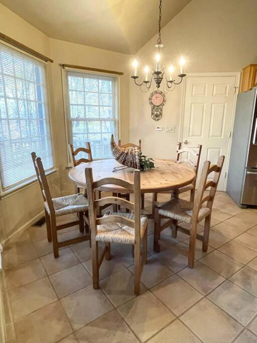 New Contemporary 5 Bed/3 Bath In Split Rock *