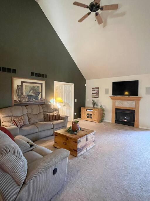 New Contemporary 5 Bed/3 Bath In Split Rock