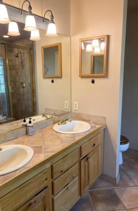 New Contemporary 5 Bed/3 Bath In Split Rock Chalet *
