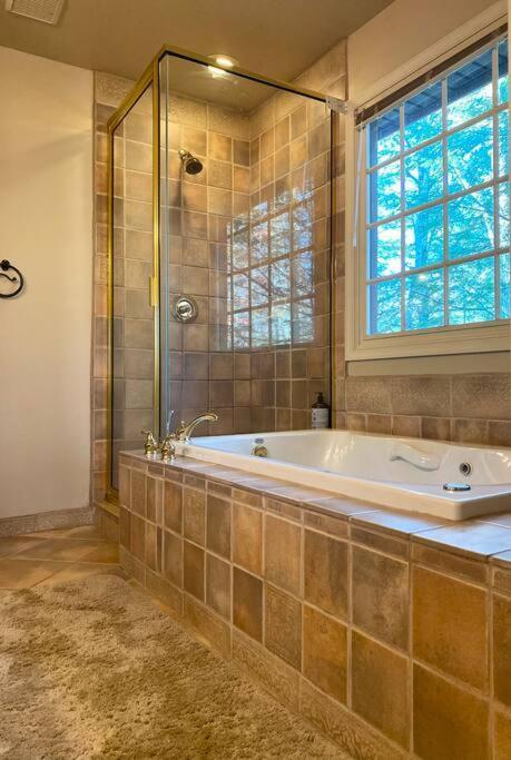 New Contemporary 5 Bed/3 Bath In Split Rock Chalet *